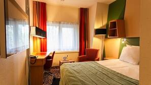 Minibar, Zimmersafe, Schreibtisch, Verdunkelungsvorhänge