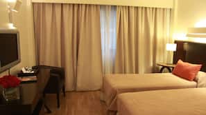 Minibar, caja fuerte, escritorio y cortinas opacas