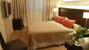 Minibar, caja fuerte, escritorio y cortinas opacas