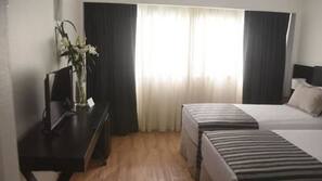 Minibar, caja fuerte, escritorio y cortinas opacas