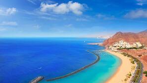 Ubicación cercana a la playa y arena blanca