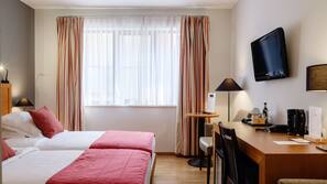 Een minibar, een kluis op de kamer, een bureau, verduisterende gordijnen