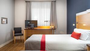 Een bureau, een laptopwerkplek, verduisterende gordijnen