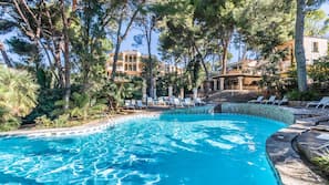 2 piscine coperte, 3 piscine all'aperto, lettini