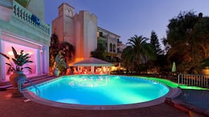 2 piscine coperte, 3 piscine all'aperto, lettini