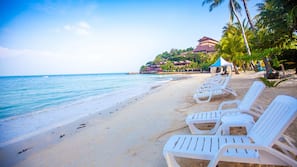 Plage, parasols, bar de plage
