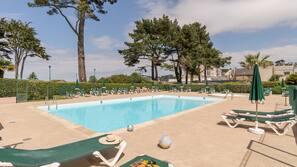 Piscine extérieure (ouverte en saison), chaises longues