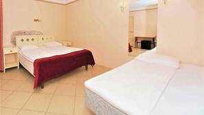 Minibar, una scrivania, tende oscuranti, ferro/asse da stiro