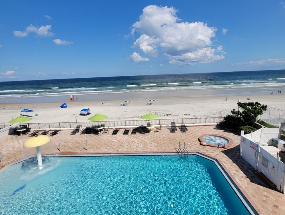 La Quinta Inn & Suites by Wyndham Oceanfront Daytona Beach in Daytona