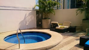 Outdoor spa bath
