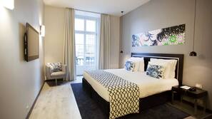 Hypo-allergenic bedding, minibar, in-room safe, desk