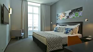 Hypo-allergenic bedding, minibar, in-room safe, desk