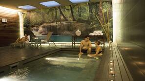 Una piscina cubierta