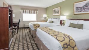 Down comforters, in-room safe, desk, blackout drapes