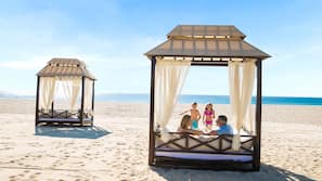 Ubicación a pie de playa, cabañas de playa, tumbonas y sombrillas