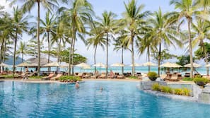 6 outdoor pools, pool umbrellas, pool loungers
