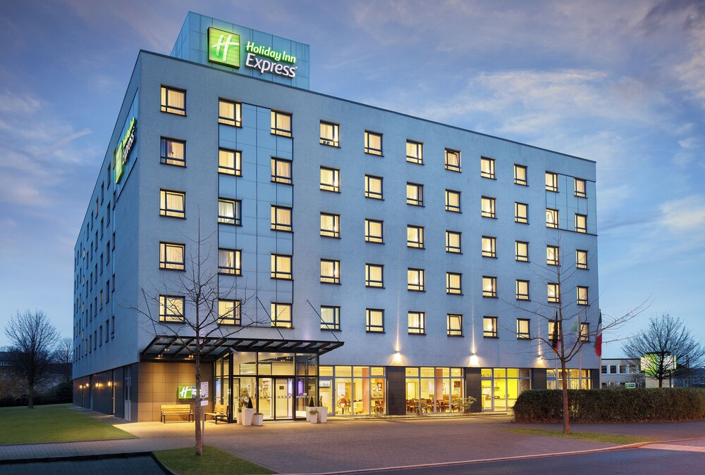 Holiday Inn Express Dusseldorf City North In Dusseldorf Hotel Rates Reviews On Orbitz