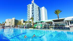 Piscine couverte, 3 piscines extérieures, parasols de plage