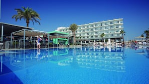 Piscine couverte, 3 piscines extérieures, parasols de plage