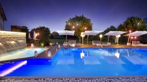 Piscina stagionale all'aperto, lettini