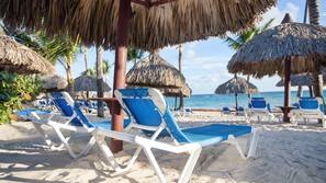 Sulla spiaggia, ombrelloni, teli da spiaggia, massaggi sulla spiaggia