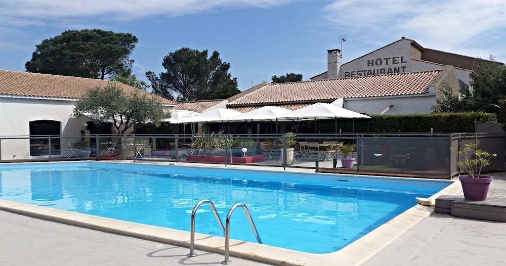 Les Aubuns Country Hotel in Caissargues, France