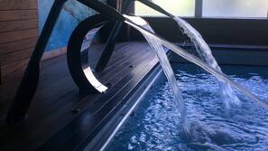 Inomhuspool och solstolar