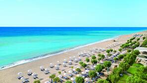 Plage, parasols, serviettes de plage, snorkeling