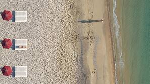 Plage, parasols, serviettes de plage, snorkeling