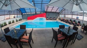 Una piscina cubierta
