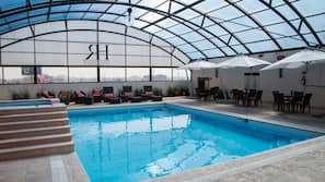 Una piscina cubierta