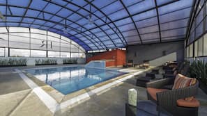 Una piscina cubierta