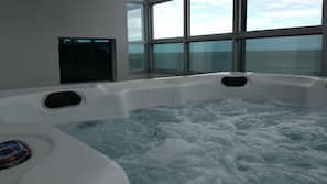 Bañera de hidromasaje en el interior