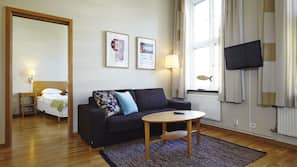 Escritorio, cortinas opacas, tabla de planchar con plancha