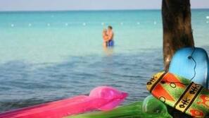 Playa privada, arena blanca, toallas de playa y submarinismo