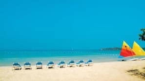 Playa privada, arena blanca, toallas de playa y submarinismo