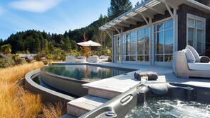 Outdoor spa bath