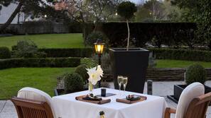 2 restaurants, lunch and dinner served, French cuisine