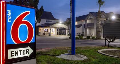 Motel 6 Buttonwillow, CA Central