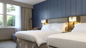 Hypo-allergenic bedding, in-room safe, desk, blackout curtains