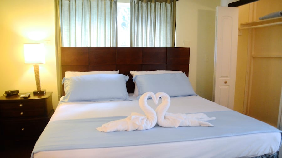 Coral Harbour Beach House And Villas