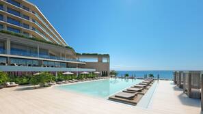 Piscine couverte, piscine extérieure, parasols de plage, chaises longues