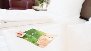 Allergikerbettwaren, Minibar, Zimmersafe, Schreibtisch
