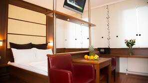 Allergikerbettwaren, Minibar, Zimmersafe, Schreibtisch