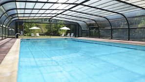 Una piscina cubierta (de 10:00 a 20:00), tumbonas