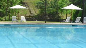 Una piscina cubierta (de 10:00 a 20:00), tumbonas