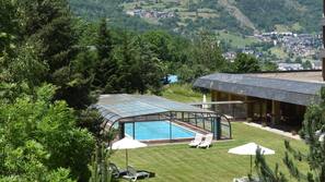 Una piscina cubierta (de 10:00 a 20:00), tumbonas