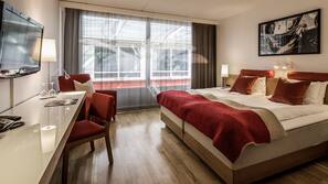 Zimmersafe, Schreibtisch, Verdunkelungsvorhänge, schallisolierte Zimmer
