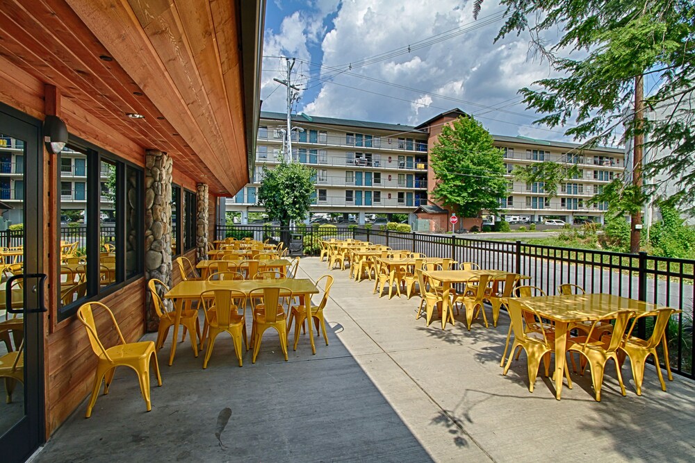Creekstone Inn In Pigeon Forge Hotel Rates Reviews On Orbitz