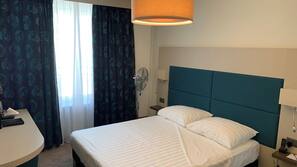 Minibar con artículos gratuitos, caja fuerte, escritorio
